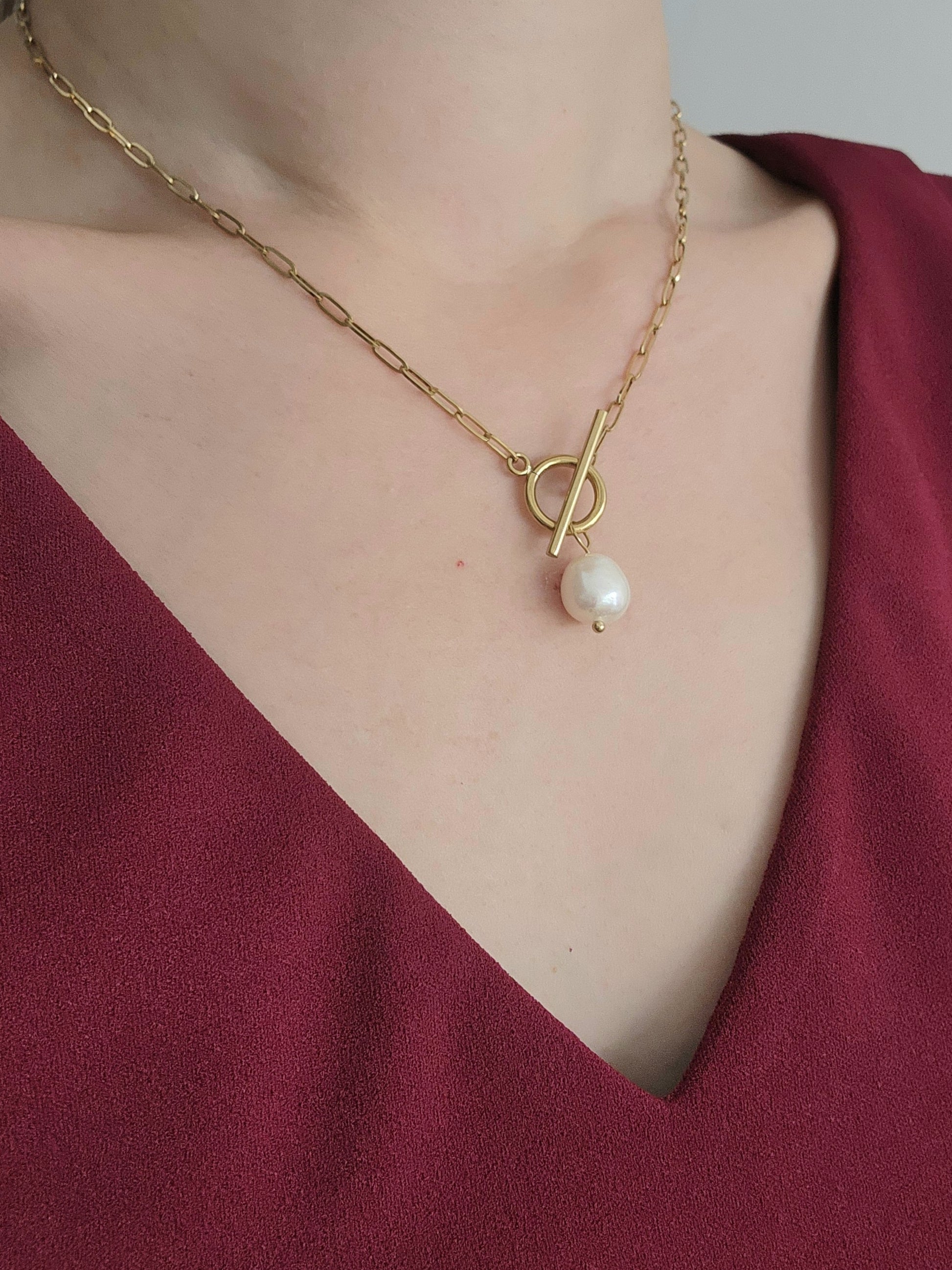 Loveliev Pearl Toggle Necklace